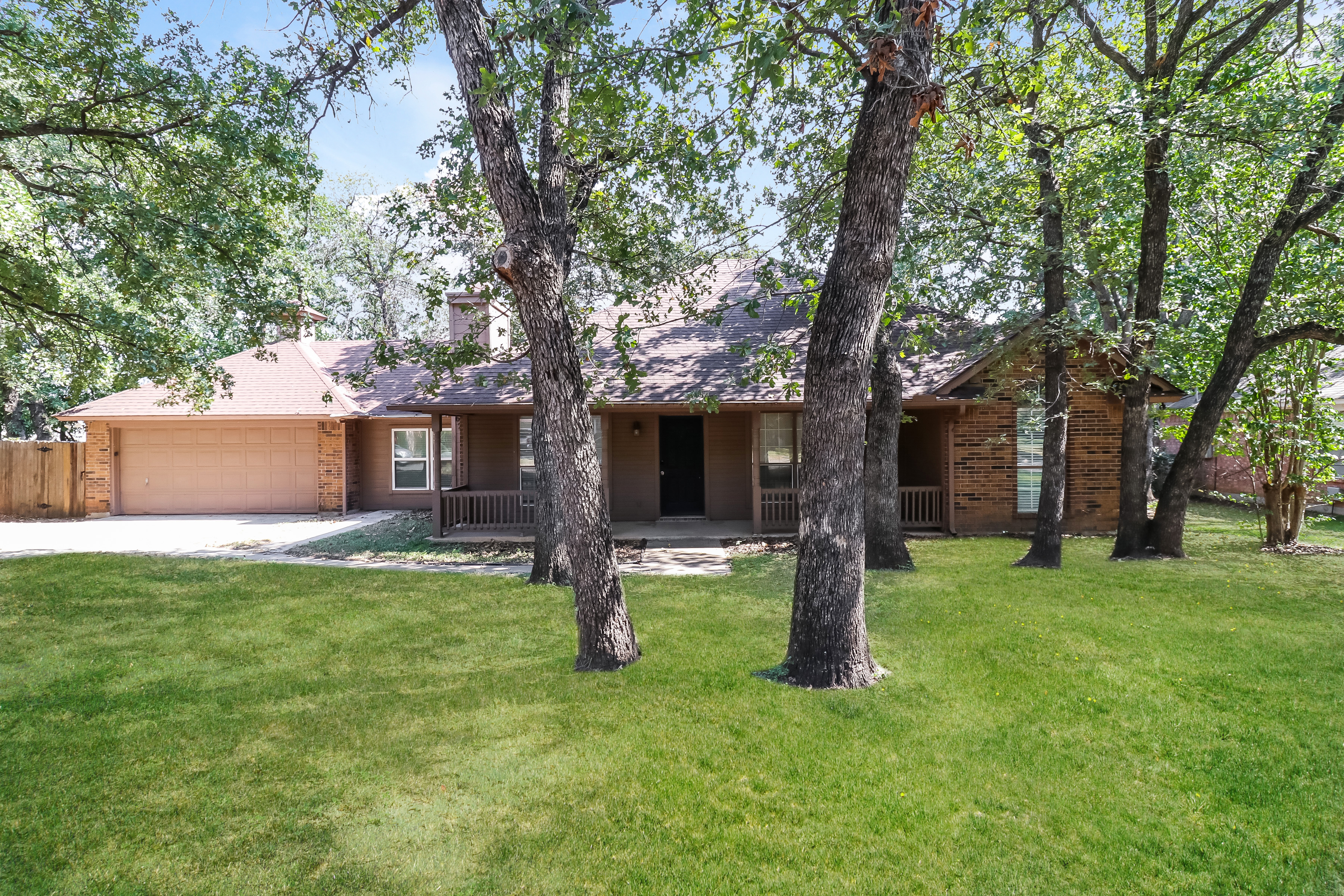 628 Inwood Rd Azle, TX 76020